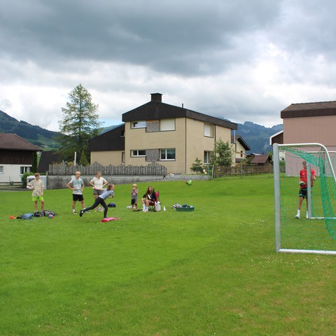 Handball mit Geschwindigkeitsmessung. Vergrösserte Ansicht
