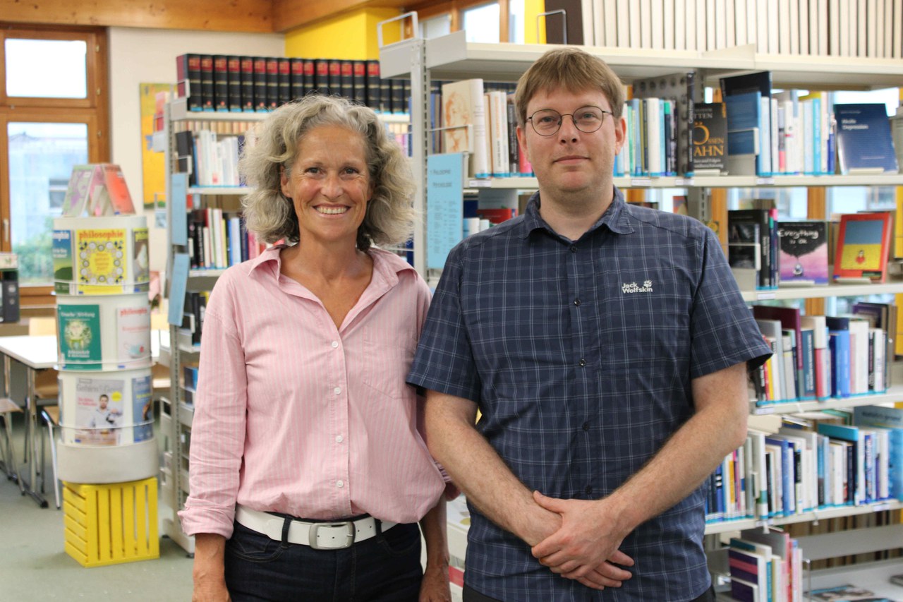 Team der Bibliothek: Natalie Nussli und Laurin Wegelin