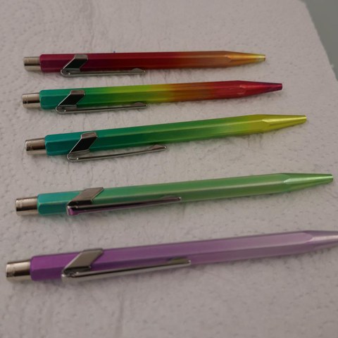 Kugelschreiber nach dem Eloxieren und Einfärben. Vergrösserte Ansicht